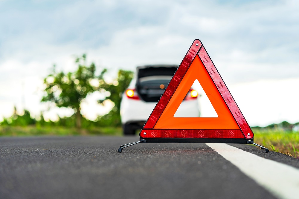 trójkąt ostrzegawczy na drodze